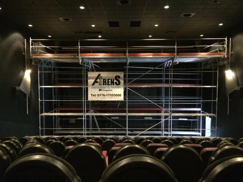 Innengerüst vor der Leinwand eines Kinosaals, davor Sitzreihen